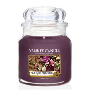 Yankee Candle Aromatická svíčka Classic střední Moonlit Blossoms 411 g obraz