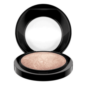 MAC Cosmetics Luxusní zapečený rozjasňující pudr (Mineralize Skinfinish) 10 g Global Glow obraz