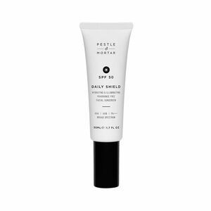 Pestle & Mortar Hydratační a rozjasňující pleťový krém SPF 50 Daily Shield (Facial Sunscreen) 50 ml obraz