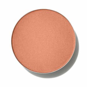 MAC Cosmetics Náplň do matných očních stínů (Powder Kiss Matte Eye Shadow Refill) 1, 5 g What Clout! obraz