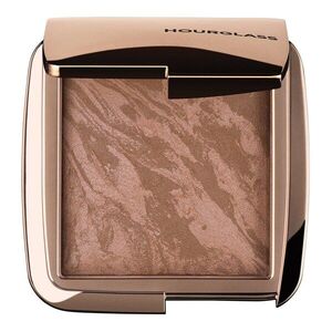 HOURGLASS - Ambient Lighting Bronzer - Bronzující rozjasňující pudr obraz